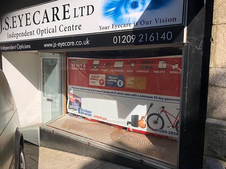 The former J.S. Eyecare and Cash Generator storefront before its conversion into Hamilton's at 24 Fore Street